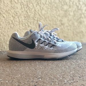 NIKE Zoom Vomero 10